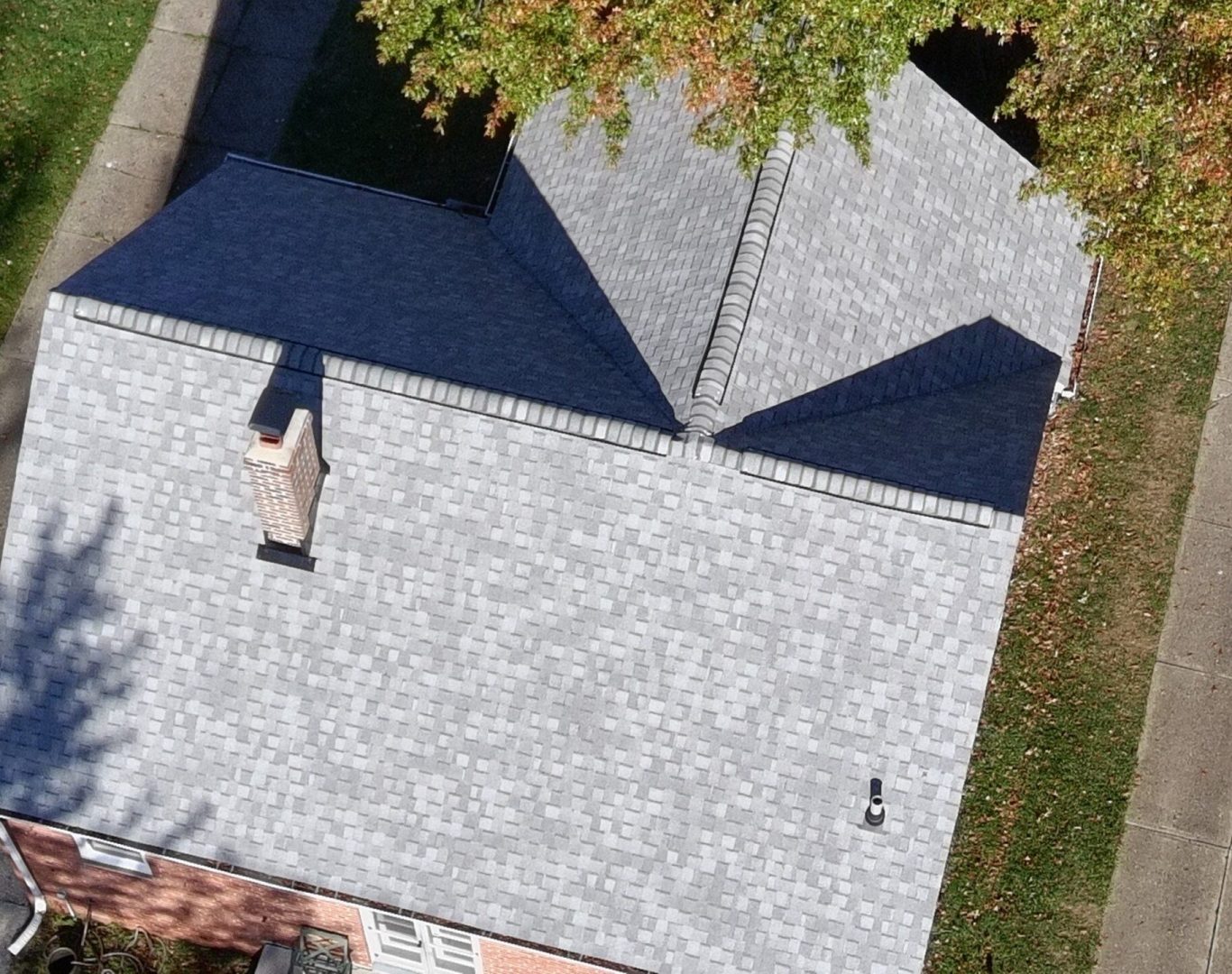 Diamond Roofing team installing new roof in Cuyahoga Falls, OH