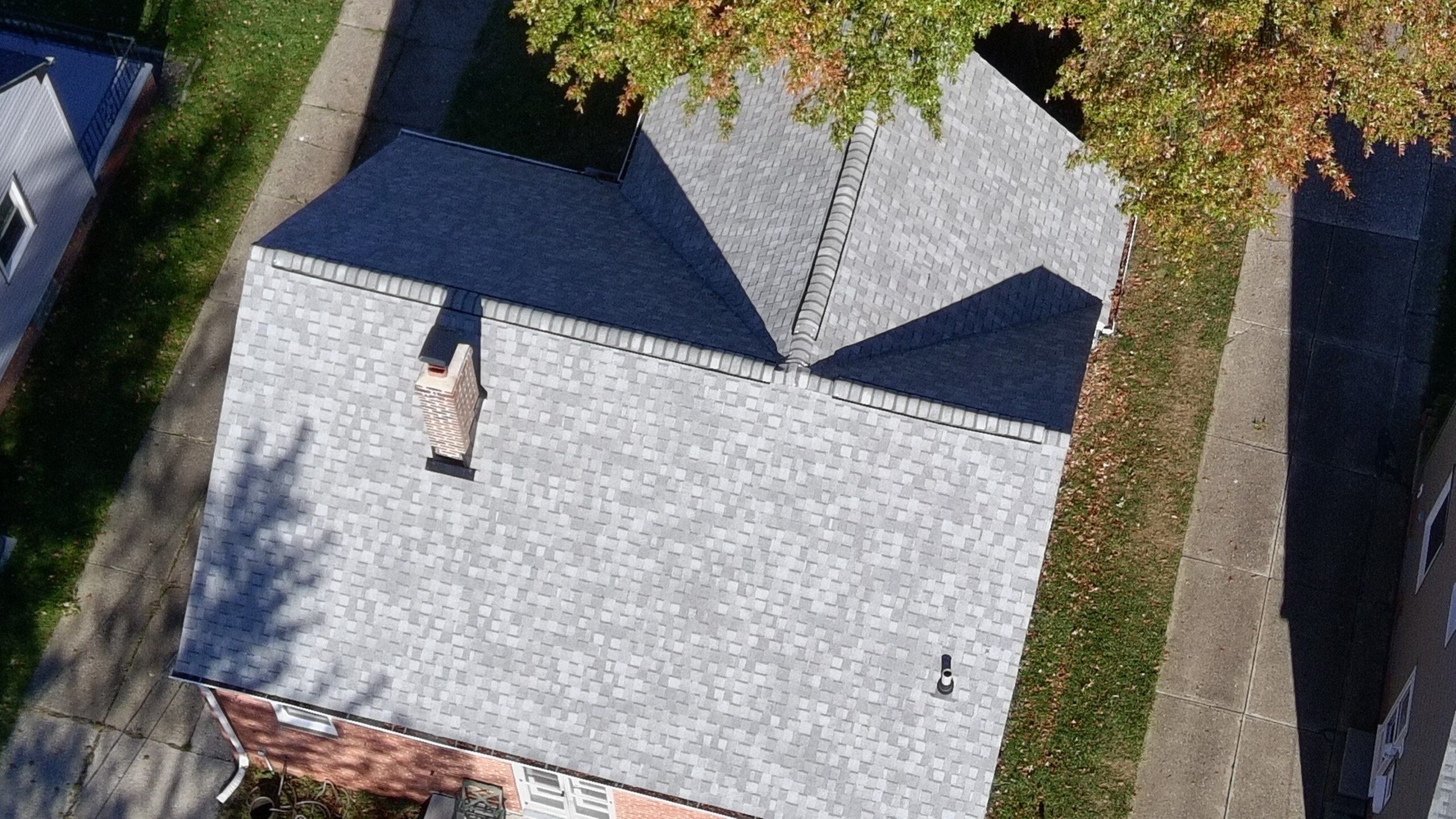 Diamond Roofing team installing new roof in Cuyahoga Falls, OH